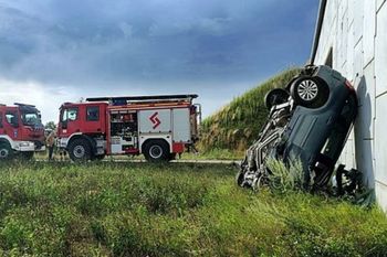 Śmiertelny wypadek pod Raciborami. Auto uderzyło w wiadukt kolejowy