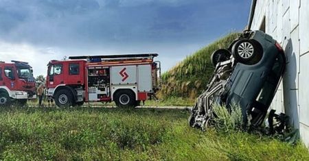 Śmiertelny wypadek pod Raciborami. Auto uderzyło w wiadukt kolejowy
