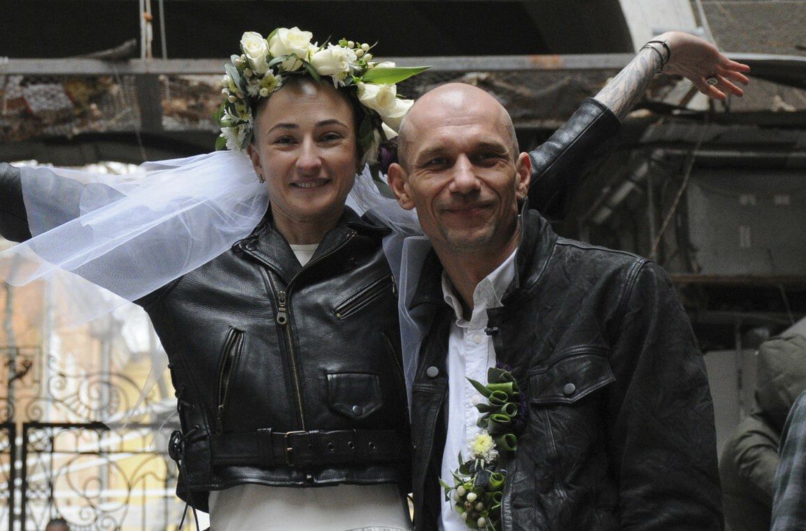 Ślub na gruzach Charkowa. Ukraińcy medycy powiedzieli sobie "tak" 