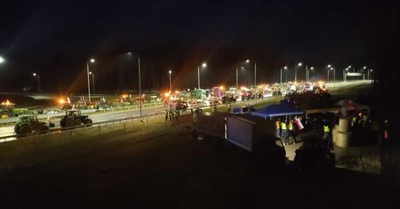 Rolnicy z powiatu kraśnickiego nie odpuszczają. Będą blokować S19 w Kraśniku przez całą dobę. Policja kieruje kierowców na objazd