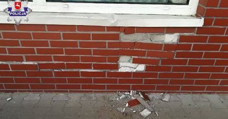 Pomyliła gaz z hamulcem i wjechała w Biedronkę. Tego dnia odebrała prawo jazdy
