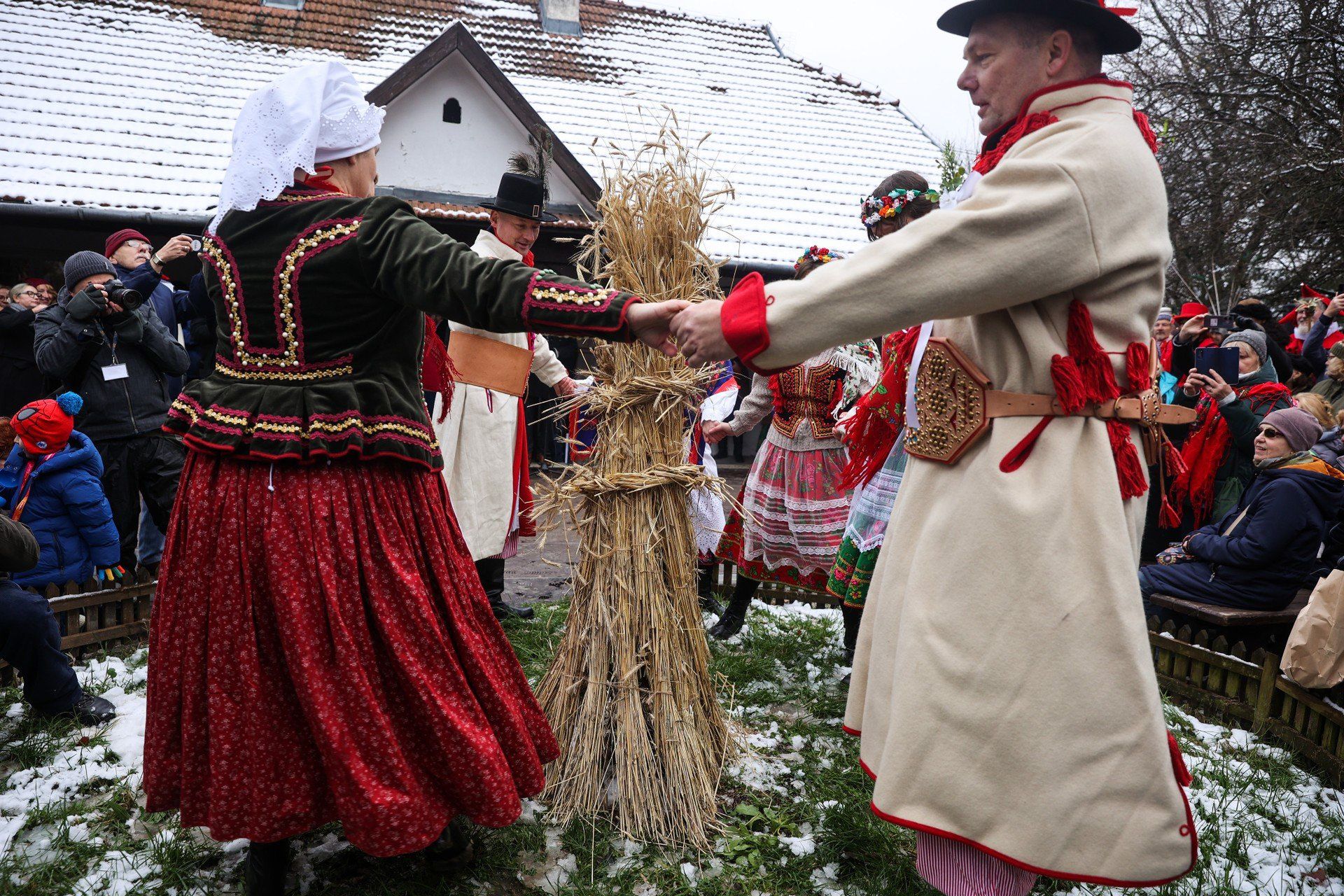 Korowód weselny i osadzanie chochoła w krakowskich Bronowicach