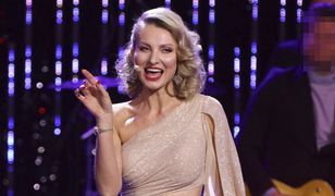 Joanna Moro na plaży. Wyzywające zabawy gwiazdy z kostiumem kąpielowym