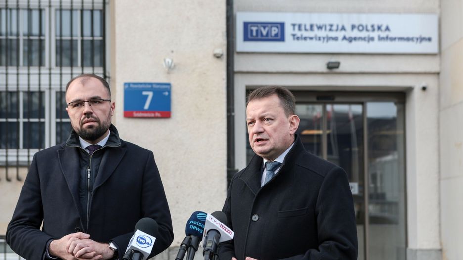 Konferencja pos?�w PiS przed siedzib? TVP
15.12.2023 Warszawa Konferencja poslow PiS przed siedziba TVP fot. Tomasz Jastrzebowski/REPORTER
N/z: Krzysztof Szczucki, Mariusz Blaszczak
Tomasz Jastrzebowski/REPORTER