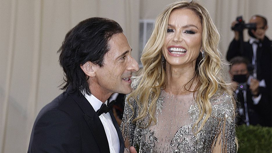 Adrien Brody i Georgina Chapman na czerwonym dywanie podczas Met Gala.