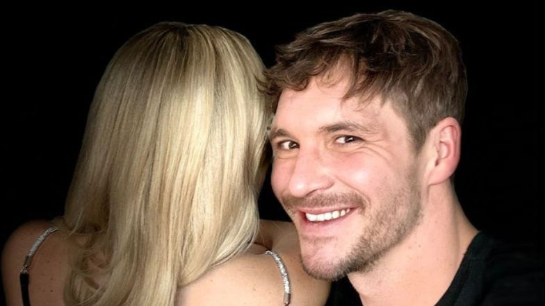 Mikołaj Roznerski pozuje z tajemniczą BLONDYNKĄ W BIELIŹNIE