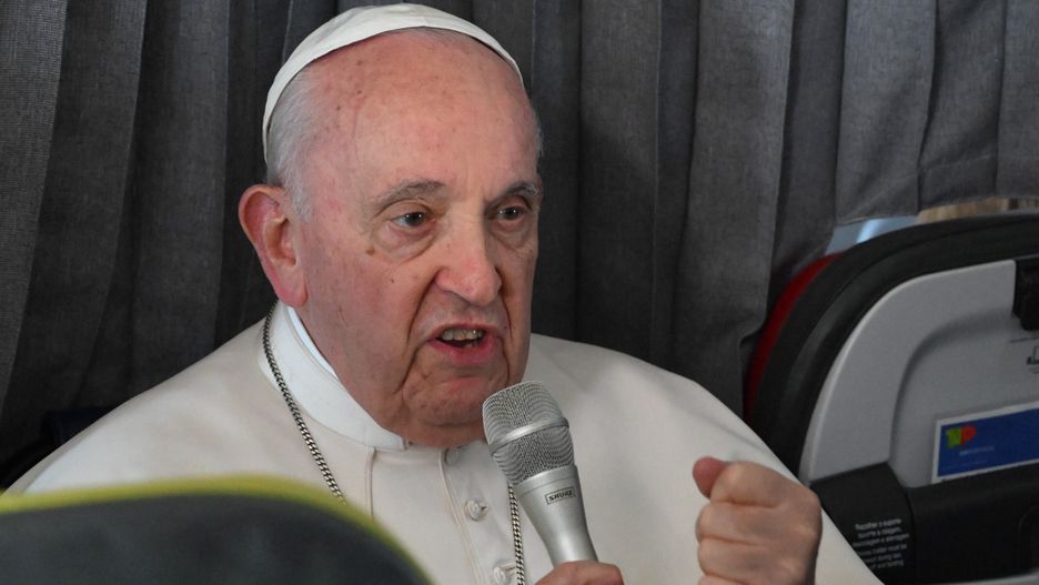 Pope Francis speaks with journalists during a press conference aboard the papal airplane heading to Rome, at the end of the 37th World Youth Day in Lisbon, Portugal, 06 August 2023. The Pontiff was in Portugal on the occasion of World Youth Day (WYD), one of the main events of the Church that gathers the Pope with youngsters from around the world. EPA/MAURIZIO BRAMBATTI / POOL Dostawca: PAP/EPA.