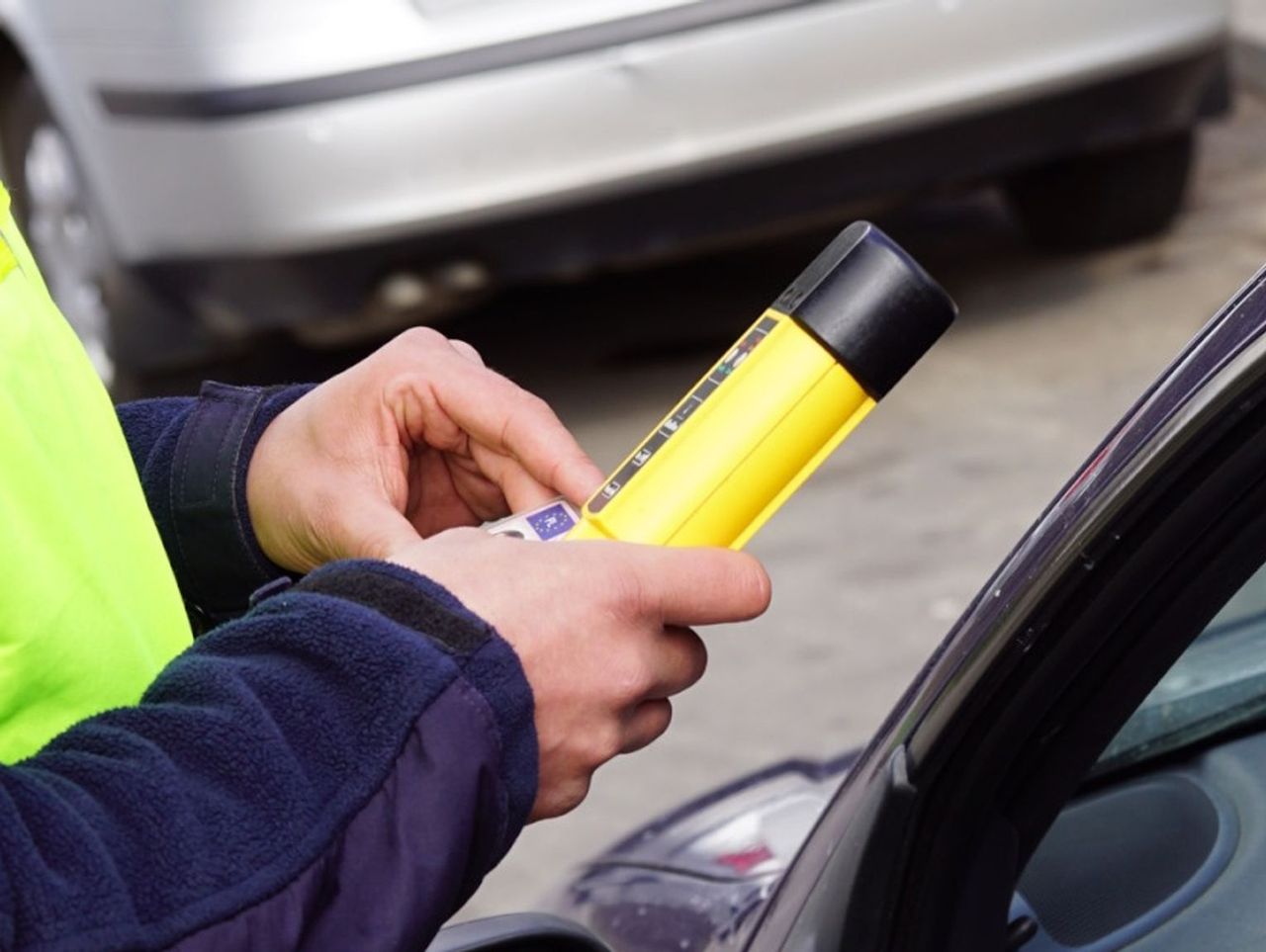 Trzebinia: Pijana 30-latka za kierownicą renaulta. Obok niej dwuletni synek, który podróżował bez fotelika