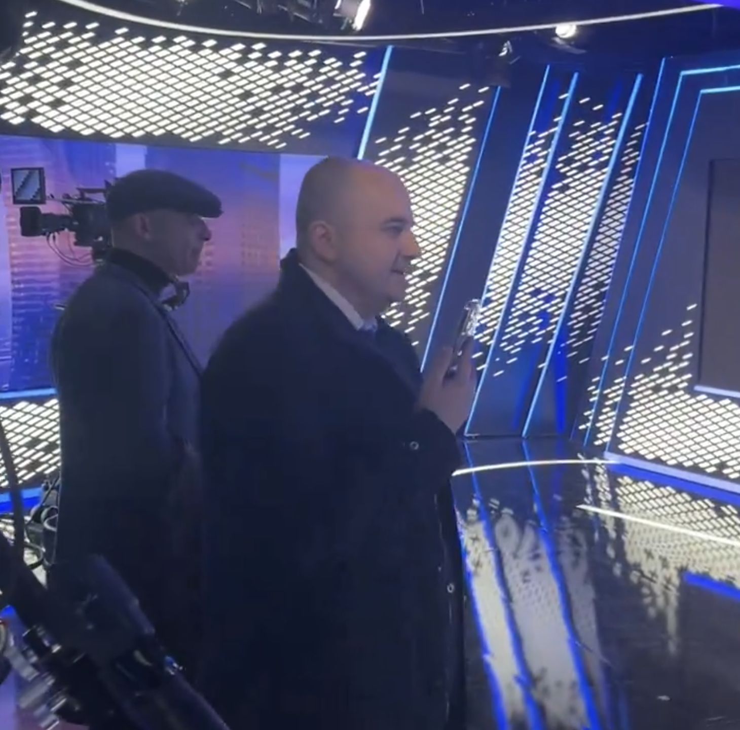 Robert Bąkiewicz (w tyle) oraz poseł Dariusz Matecki
