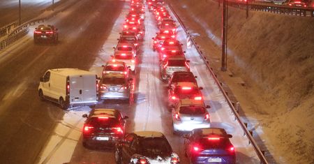 IMGW wydało alert. To nie koniec paraliżu na drogach