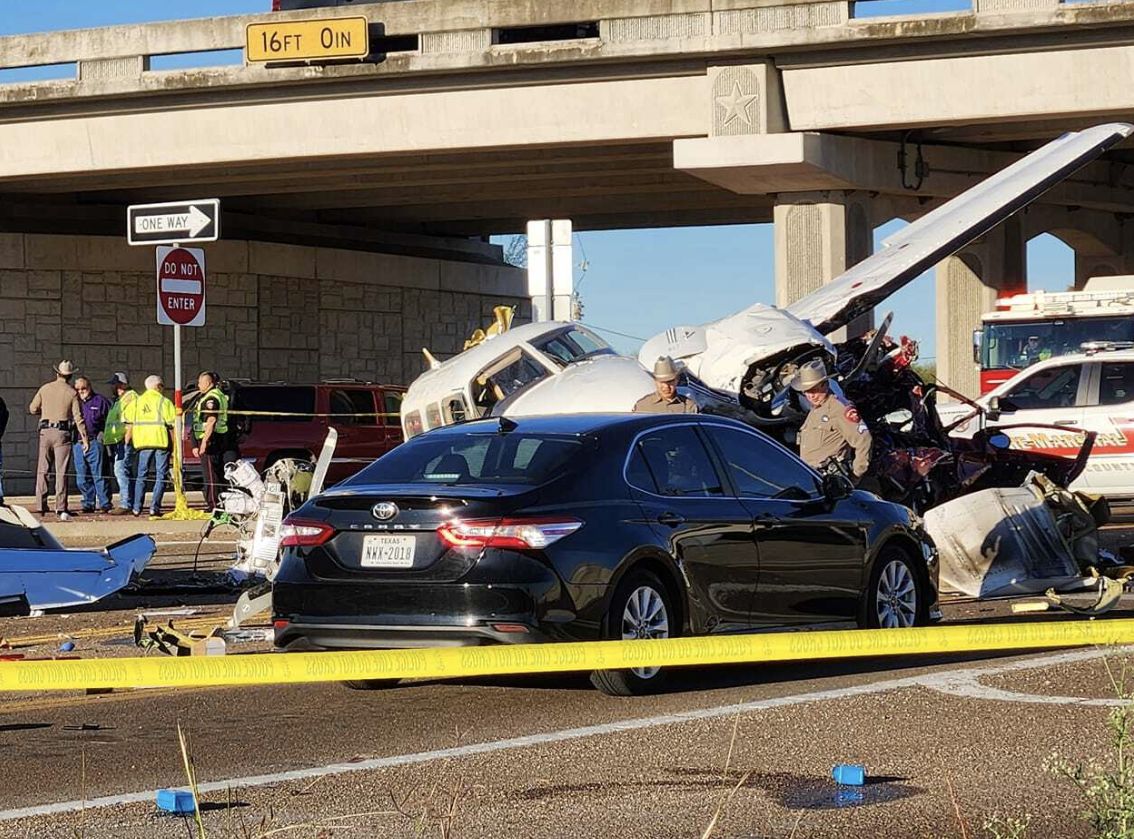 Flugzeug stürzt auf texanische Autobahn: Keine Todesopfer bei Unfall