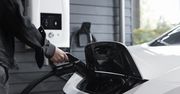 Ładowanie samochodu elektrycznego w domu i w bloku. Jak to zrobić?
