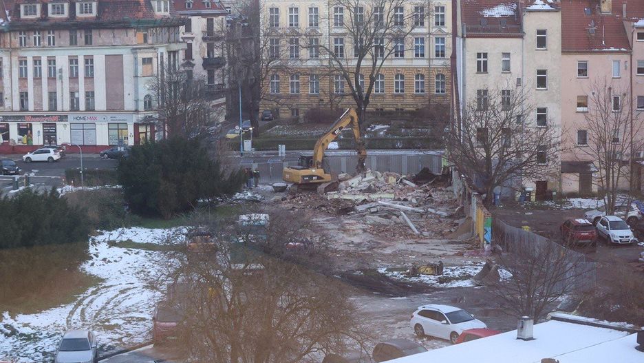 Legnica: Były sklep przez miesiące był niszczony przez wandali, właśnie kończy się jego rozbiórka