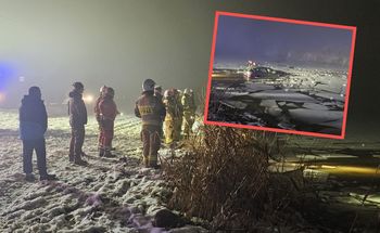 Samochód wpadł do stawu. Pod osłoną nocy szukali pasażera