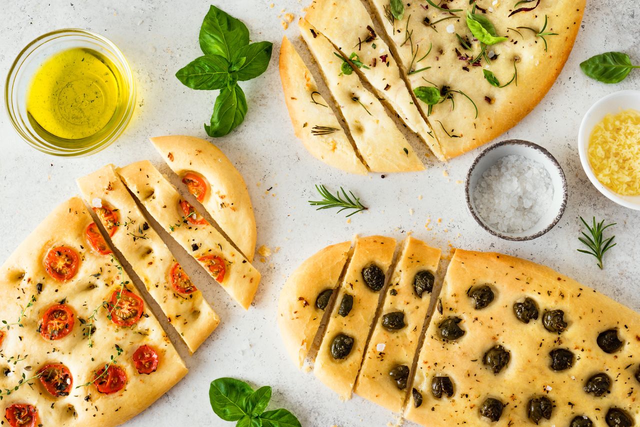 Konkurencja dla pizzy. Focaccia ze szparagami i pomidorkami