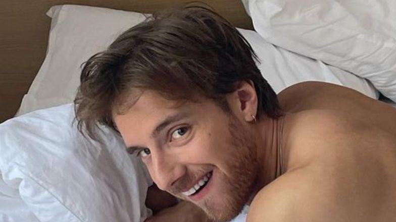 Maciej Musiał chwali się umięśnioną klatą 