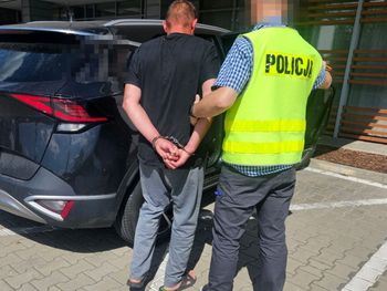 Międzyrzecze: Mołdawianin groził koleżance, która wyprosiła go z domu, a następnie strzelał do niej z gazówki