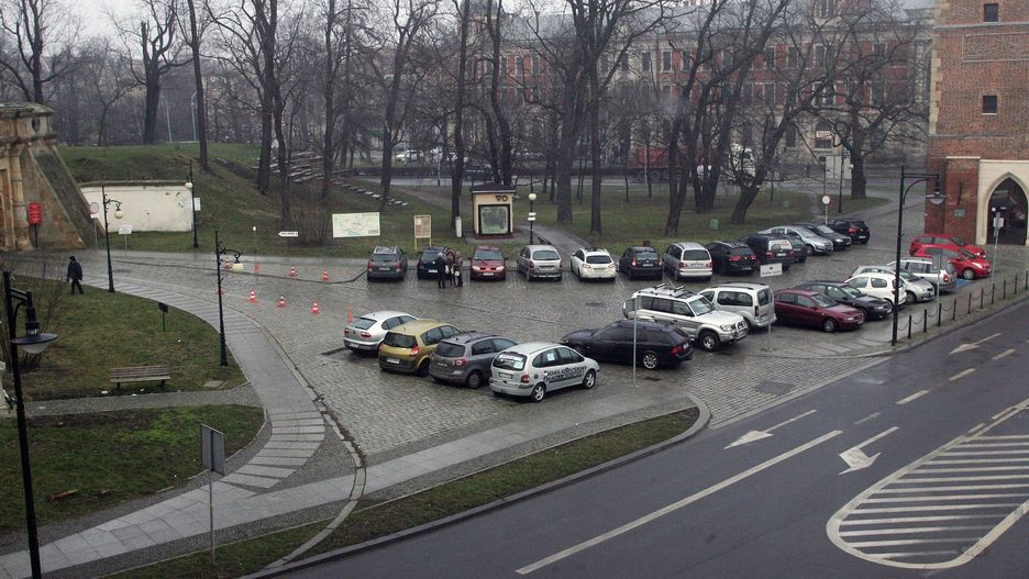 Parking przed Zamkiem Piastowskim