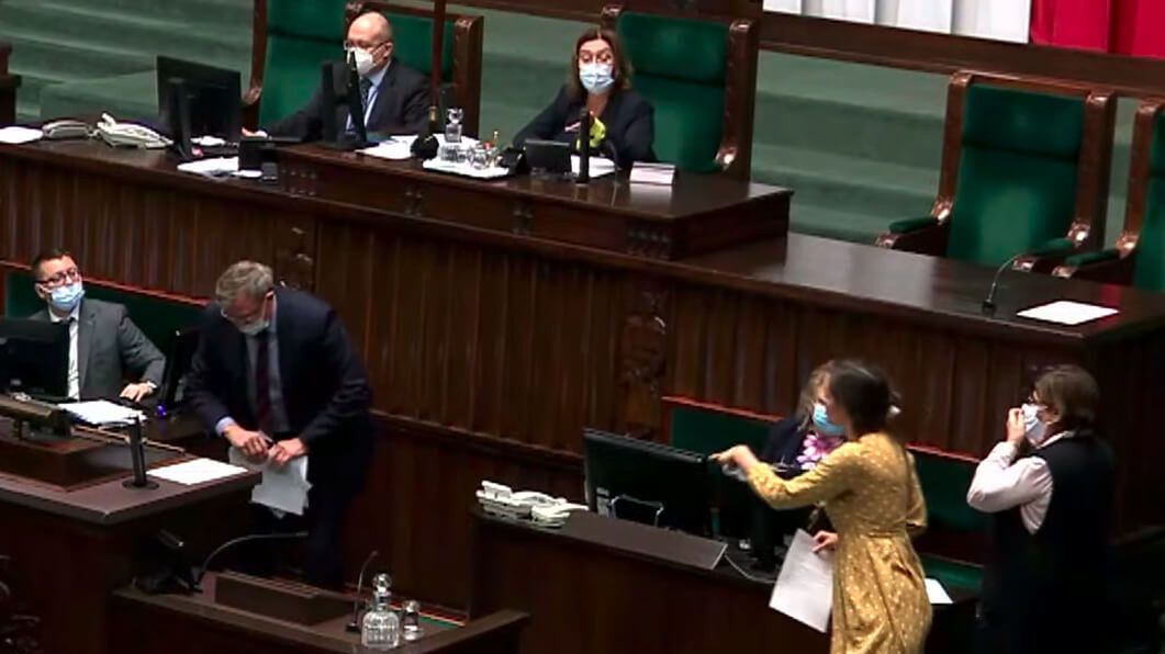 Awantura w Sejmie między Jachirą i Kidawą. Poleciały kartki, Cymański zaczął sprzątać