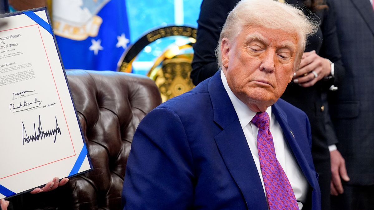 US President Donald Trump during an executive order signing in the Oval Office of the White House in Washington, DC, US, on Friday, May 9, 2025. Trump said that he would always impose a minimum 10% tariff on trading partners, before quickly adding that there could be an exception, underscoring the difficulty discerning the US approach to dozens of trade deals under negotiation. Photographer: Yuri Gripas/Abaca/Bloomberg via Getty Images