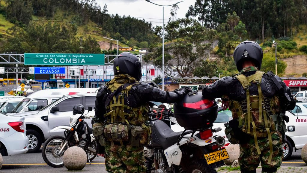Colombia Border with Ecuador Protests
Colombia's army soldiers watch as drivers of public service vehicles hold protest on the Rumichaca International bridge that conects the countries of Colombia and Ecuador demanding the opening of the border because of COVID-19 closure affecting the local economy in Ipiales, Narino on August 17, 2021. (Photo by: Camilo Erasso/Long Visual Press/Universal Images Group via Getty Images)
Long Visual Press
ipiales, border closdown, border close, border opening, closed border, colombia army, colombia border, colombia migration, colombia police, covid 19 closedown, covid-19 spread, cruz roja, ecuador border, ecuador migrant, ecuador police, ecuatorian, lack of income, migracion colombia, narino, puente internacional rumichaca, rumichaca, rumichaca bridge, rumichaca international bridge, venezuelan citizen, venezuelan migrant