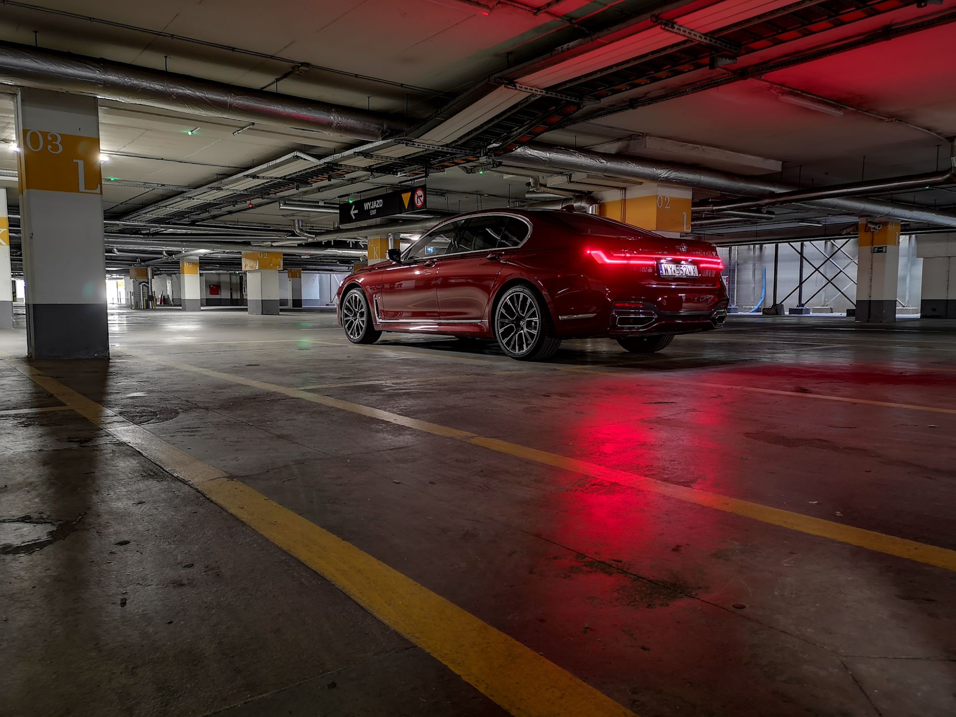 BMW 750i xDrive: Systemy wsparcia kierowcy, Night Vision, zdalne sterowanie i audio Bowers & Wilkins 54