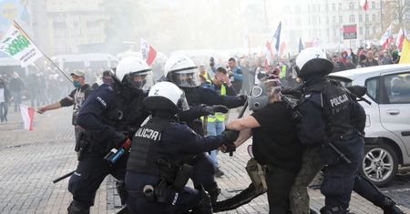 Granaty hukowe i gaz łzawiący. Gorąca sobota na ulicach Warszawy