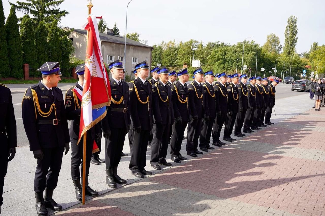 Kalisz: Apel pamięci przed odnowionym Pomnikiem Chwały Pożarników