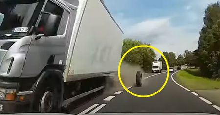 Dramat na DK11. Ciężarówce odpadło koło. Nagranie spod Szczecinka