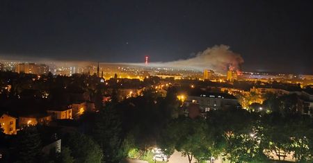 Pożar na terenie dawnego Lubelskiego Klubu Jeździeckiego. 7 zastępów walczyło z ogniem, dym był widoczny z wielu kilometrów