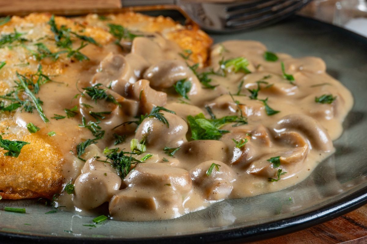 Dobrze doprawiony sos pieczarkowy odgrywa główną rolę na talerzu
