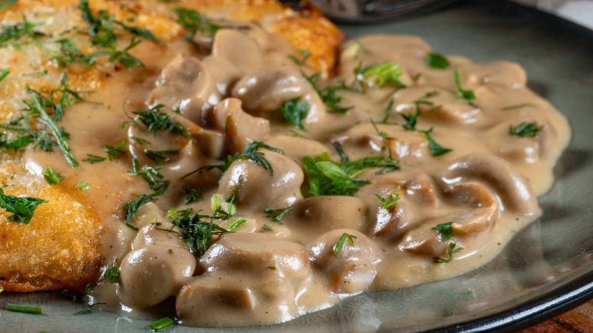 Dobrze doprawiony sos pieczarkowy odgrywa główną rolę na talerzu