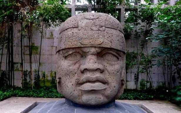 Rysy rzeźby sugerują - zdaniem niektórych - afrykańskie pochodzenie Olmeków