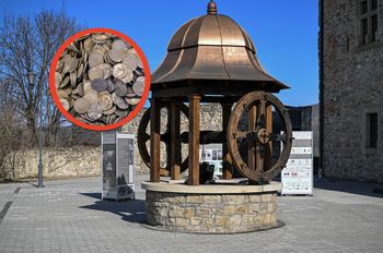 Rewitalizacja studni w Sanoku. Tysiące monet wróci na dno