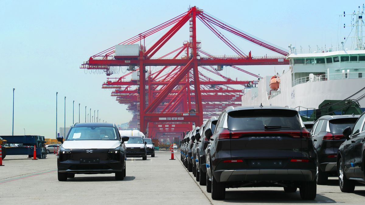 Samochody chińskiej marki Aiways gotowe do załadunku w porcie.