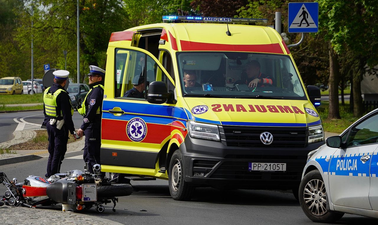 Piła: Wypadek na Rondzie Miast Partnerskich. Motocyklista w szpitalu
