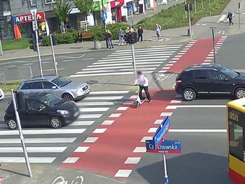 Warszawa: Kolizja na Bemowie. Kierujący hulajnogą wjechał na czerwonym świetle