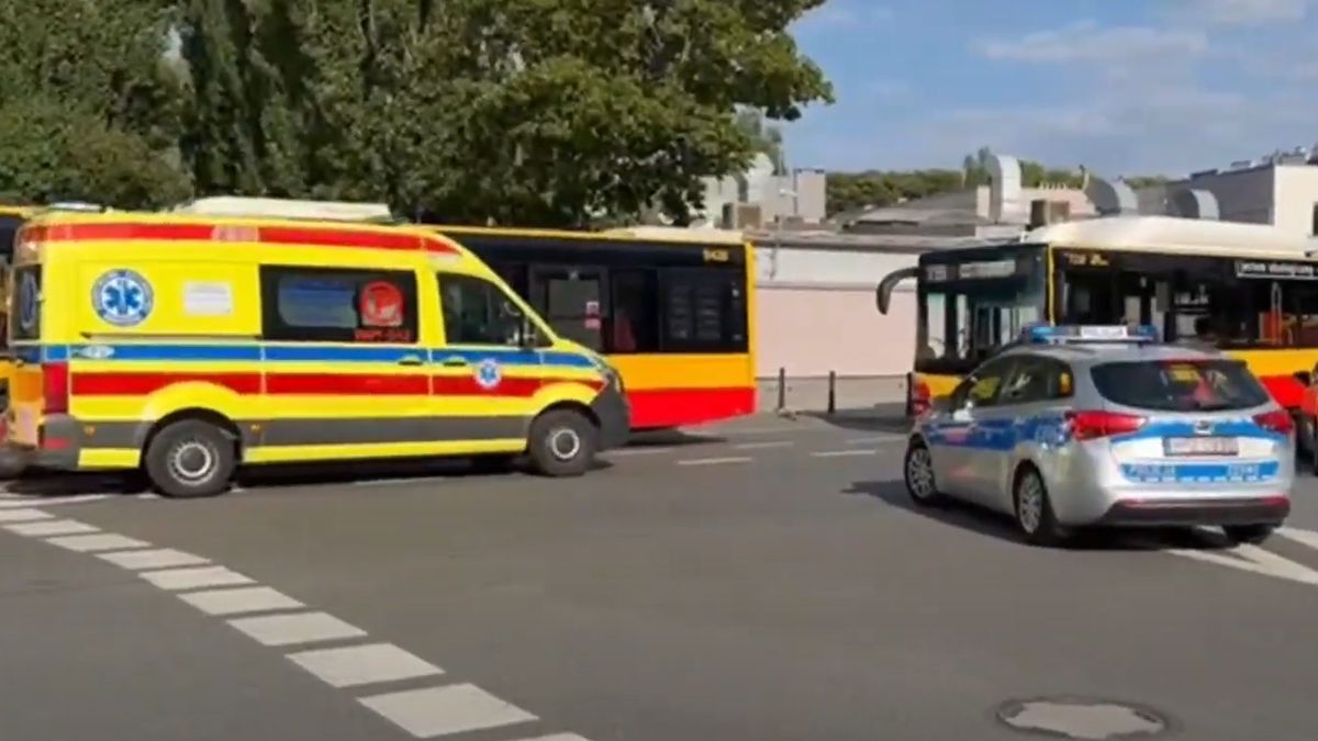 Osobówka zderzyła się z autobusem w Warszawie 