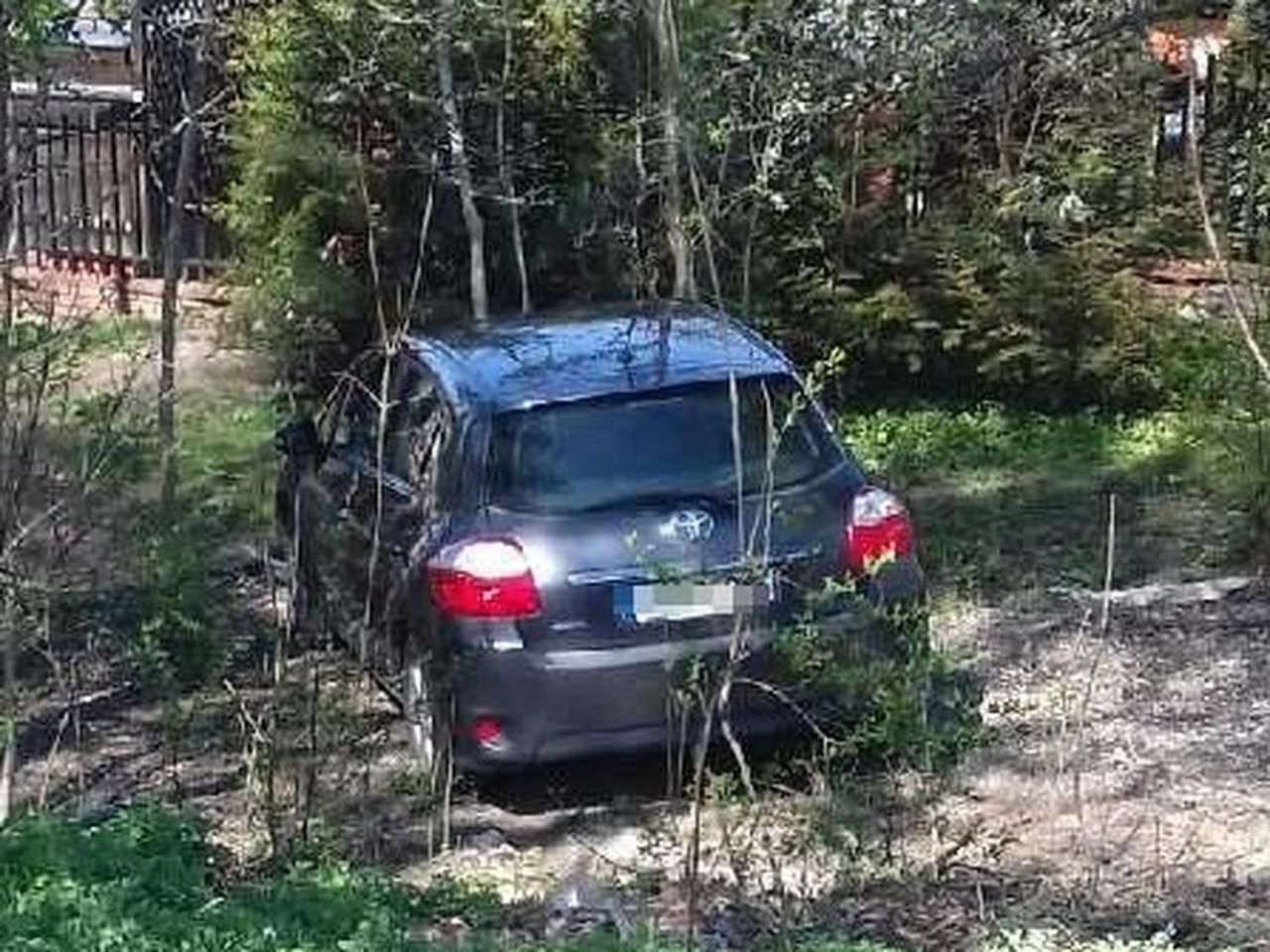 Auto przejechało około 200 metrów i stanęło w pobliskich krzakach.