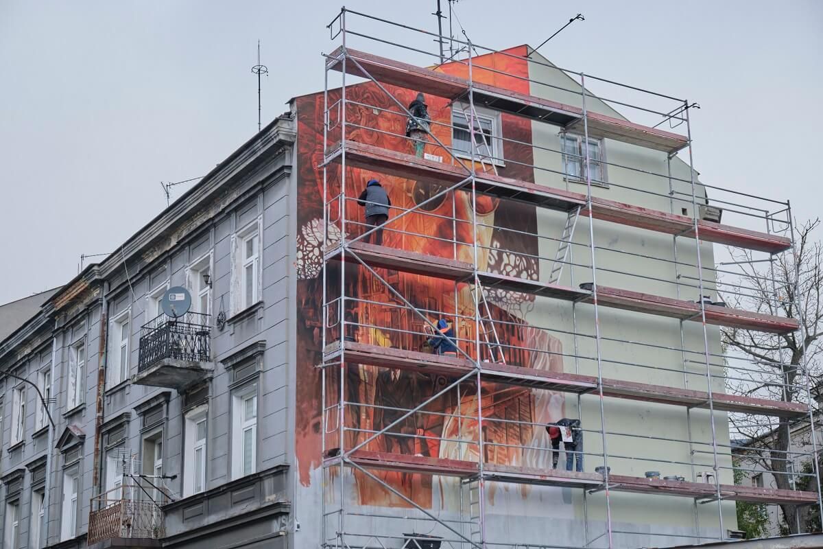 Mural jako zapowiedź serialu „Erynie” na ścianie kamienicy przy ul. Bernardyńskiej