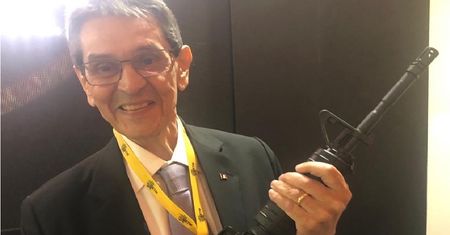 Brazylia. Były parlamentarzysta pozuje z karabinem i wzywa do zamachu stanu
