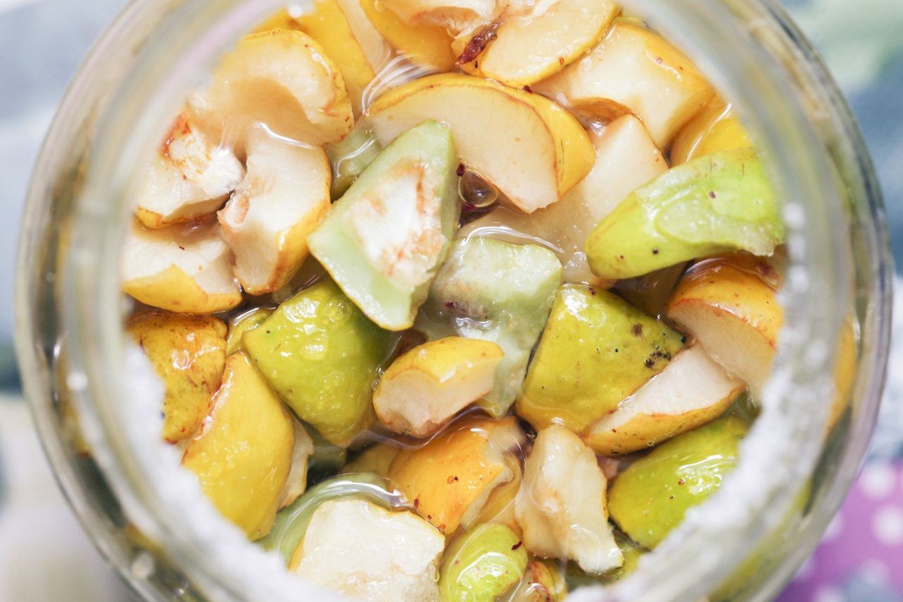 Nie wiesz co zrobić z pigwy? Wypróbuj prosty przepis na syrop na zimę