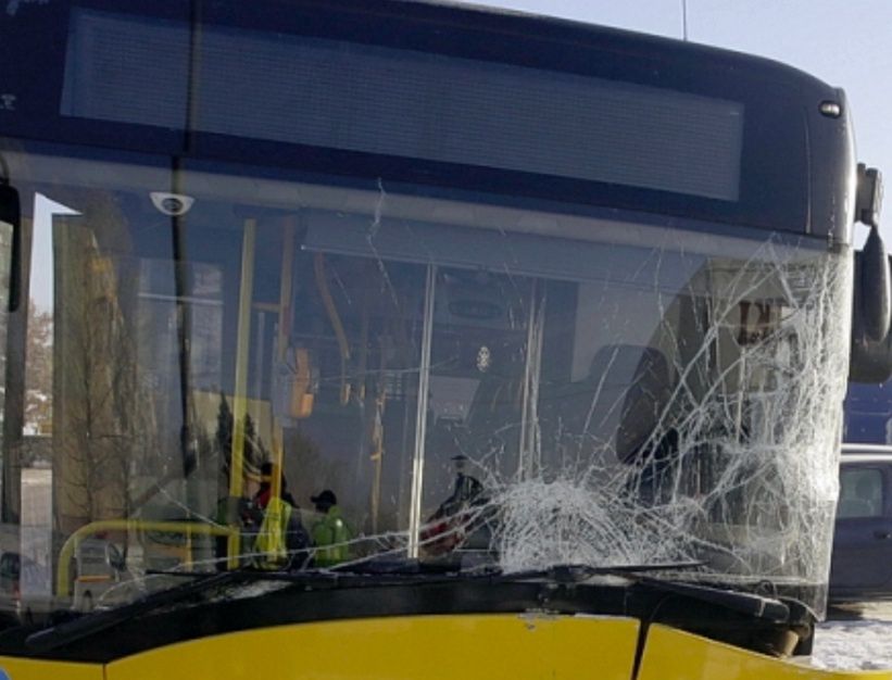 Warszawa. Autobus miejski na Bemowie wjechał prosto w latarnię. Powodem było chwilowe zasłabnięcie kierowcy