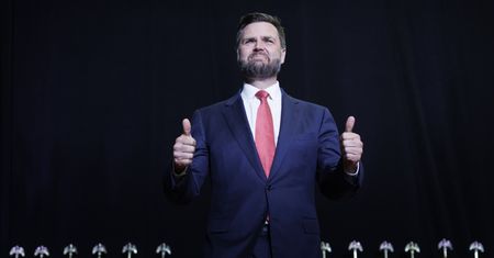 "Bezdzietne kobiety z kotami". Vance musi się tłumaczyć
