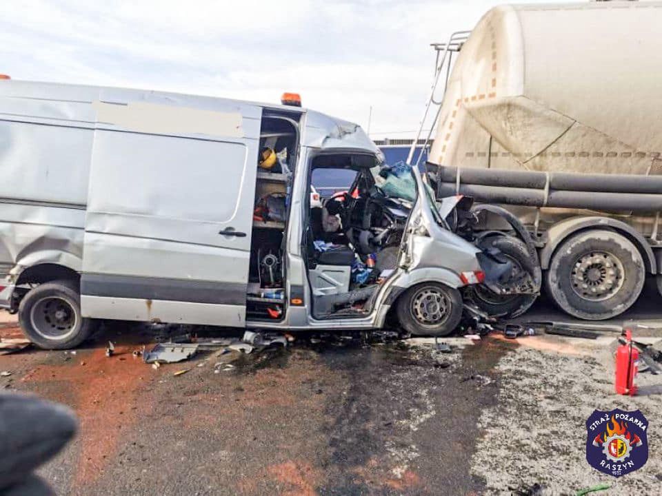 Poważny wypadek na S8. Kierowca odzyskał czynności życiowe. Fot. OSP Raszyn