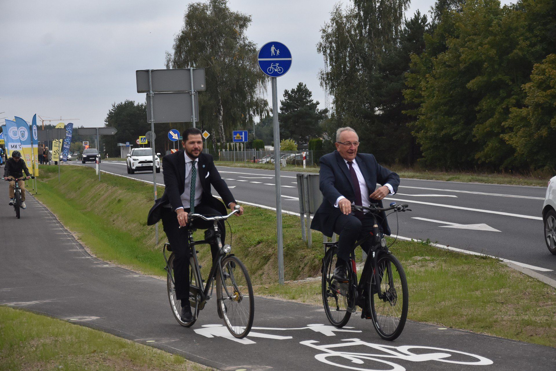 Na czele inauguracyjnego przejazdu znalazł się burmistrz Skoków Wojciech Cibail oraz wicemarszałek województwa Wojciech Jankowiak