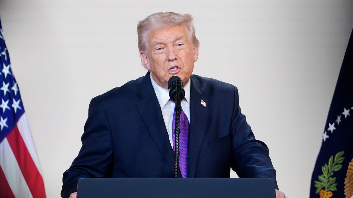 US President Trump launches 'TrumpRx' prescription drug platform at White House
epa12707909 US President Donald J. Trump speaks during an event to present 'TrumpRx,' a website for consumers to purchase prescription drugs, in the South Court Auditorium of the Eisenhower Executive Office Building on the White House Campus in Washington, DC, USA, 05 February 2026. He is joined by Mehmet Oz, Administrator, Centers for Medicare and Medicaid Services (CMS) and National Design Studio Director Joe Gebbia.  EPA/AARON SCHWARTZ / POOL 
Dostawca: PAP/EPA.
AARON SCHWARTZ / POOL
USA, Healthcare, Medicine, Prices