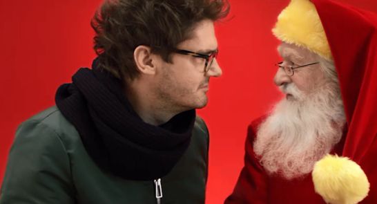 Kuba Wojewódzki w świątecznym wydaniu reklamy oranżady Hellena