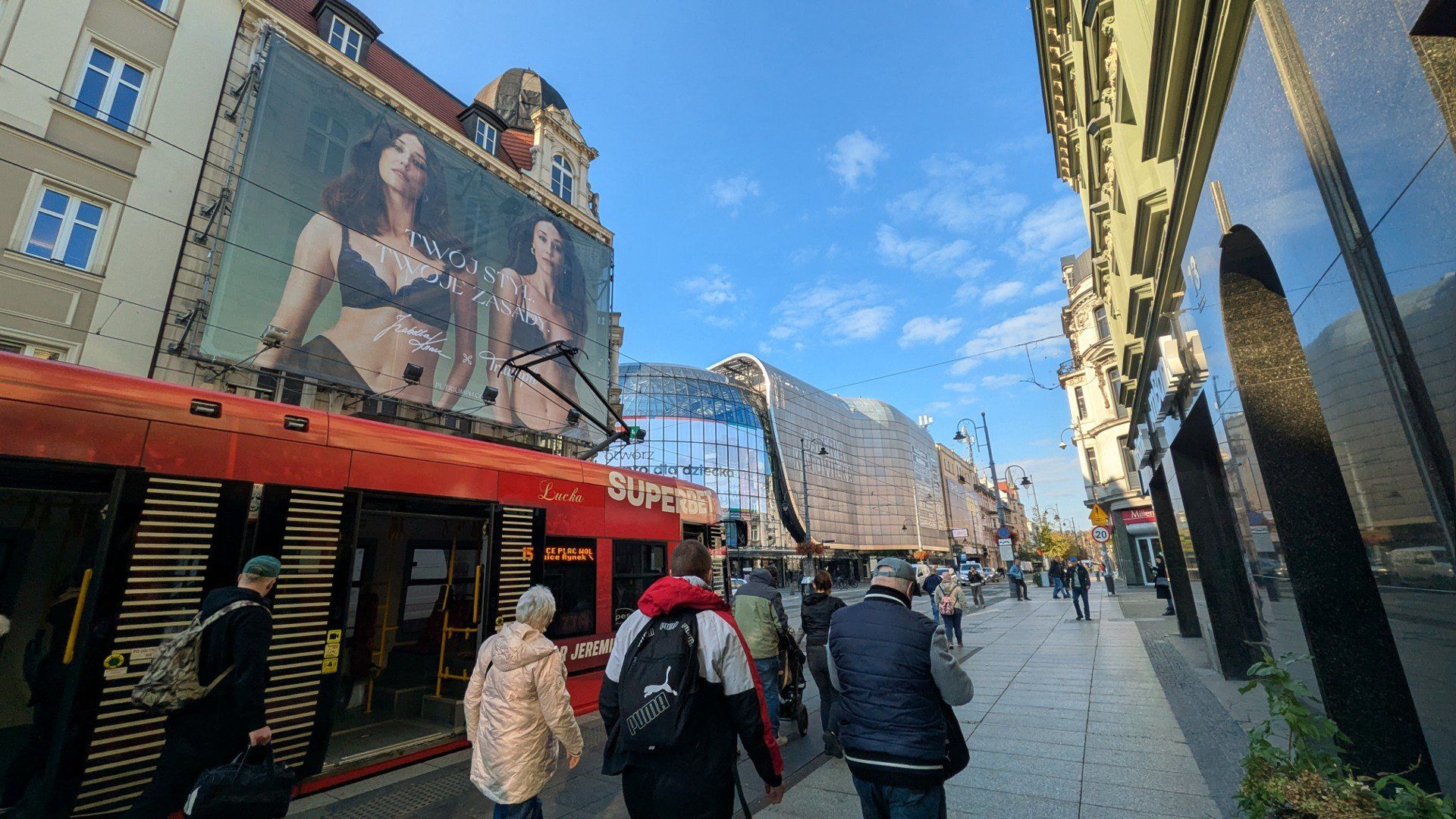 Nowa wielkoformatowa reklama na kamienicy przy Galerii Katowickiej