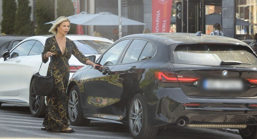 Joanna Racewicz parkuje na zakazie 